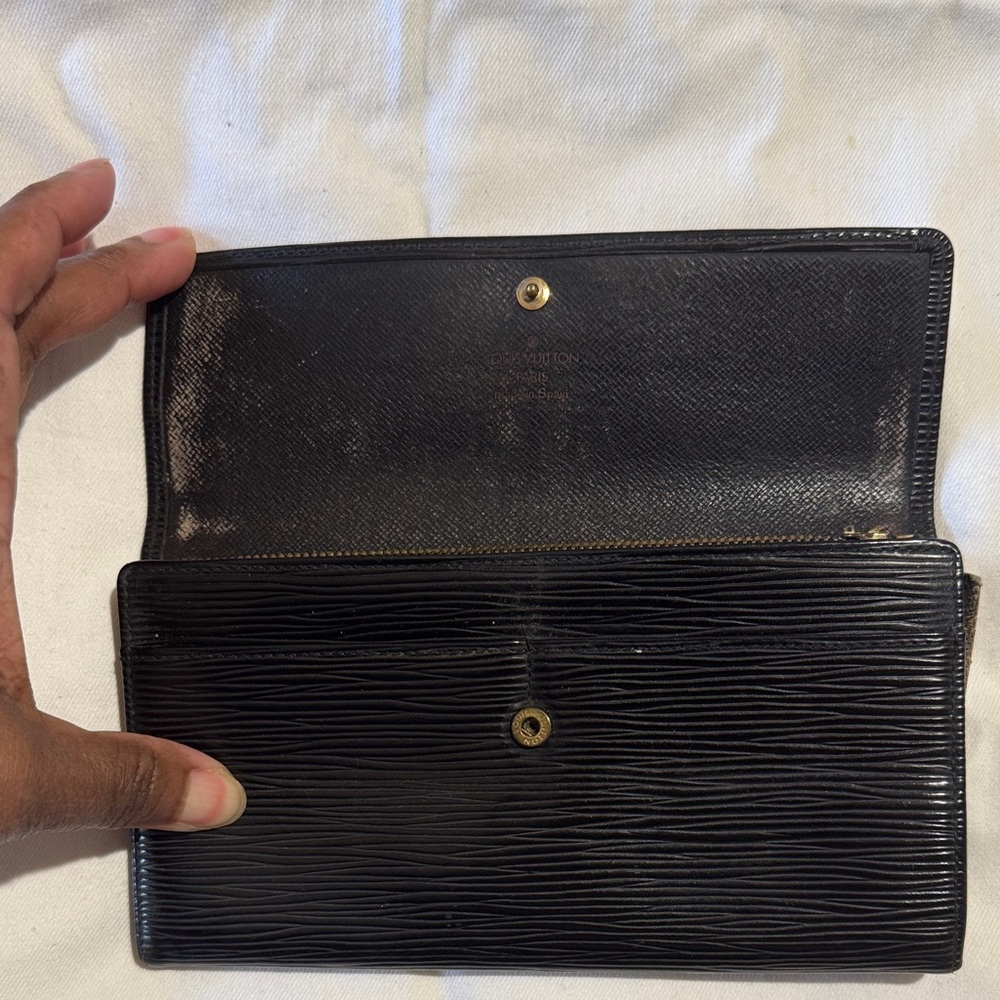 Louis Vuitton Epi Black Textured Wallet - Picture 4 of 10